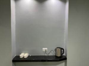 Set per la preparazione di tè e caffè presso España Suites Hotel