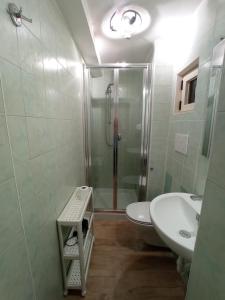 ein Badezimmer mit Dusche, Waschbecken und Toilette in der Unterkunft LUNA in Monopoli + 6 Fotos