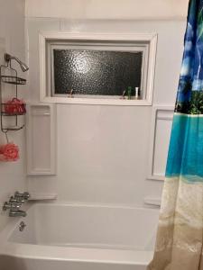 Koupelna v ubytování Shaligohomes @ 4425 E 6th Ave