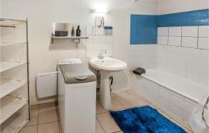łazienka z umywalką, toaletą i wanną w obiekcie 1 Bedroom Lovely Apartment In Saint-etienne w mieście Saint-Étienne