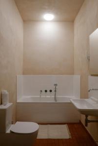 łazienka z wanną, toaletą i umywalką w obiekcie Dworek w Żarnowcu w mieście Żarnowiec