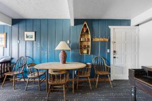 a dining room with blue walls and a table and chairs at 02- American Black Bear At Village Suites Inn in Big Bear Lake