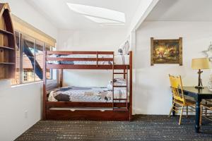 1 dormitorio con literas y escritorio en 03- Grizzly Bear At Village Suites Inn, en Big Bear Lake
