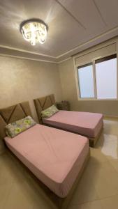 Cama o camas de una habitación en Appartement de Lux Hay Al MATAR
