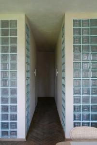 korytarz w budynku ze szklanymi blokami na ścianie w obiekcie Dworek w Żarnowcu w mieście Żarnowiec