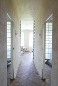 a hallway with two doors to a room with a table at Dworek w Żarnowcu in Żarnowiec