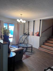 een woonkamer met een bank en een tafel bij Shaligohomes @ 4425 E 6th Ave in Anchorage