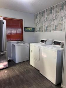 een keuken met een wasmachine en een droger in de kamer bij Shaligohomes @ 4425 E 6th Ave in Anchorage