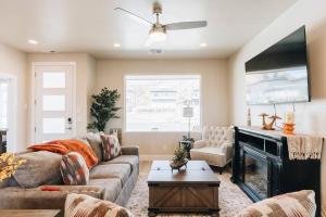 a living room with a couch and a fireplace at Grand Canyon-4bed,3bath,hot tub in Hildale