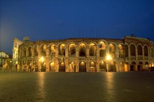 un gran edificio con luces delante de él por la noche en Brà Guest House, en Verona