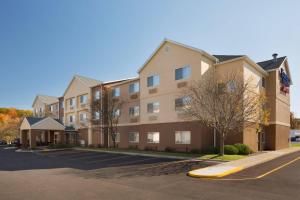 un gran edificio de apartamentos con aparcamiento en Fairfield Inn & Suites Youngstown Boardman Poland, en Poland