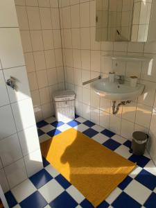 uma casa de banho com um lavatório e um espelho em Diane‘s Ferienwohnung em Meckesheim