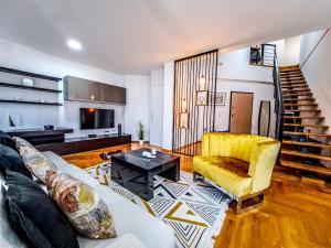 uma sala de estar com um sofá e uma mesa em Lofty em Brčko
