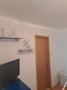 Televízia a/alebo spoločenská miestnosť v ubytovaní Zadarstay apartment