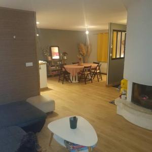 Posedenie v ubytovaní chambres dans maison à 15min du circuit des 24h du MANS