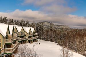 una vista aerea di un resort sulla neve di Harbor Ridge a Southwest Harbor