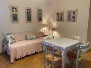 een kleine kamer met een tafel en een bank bij La lavanda di Poppi-mini appartamento in Poppi