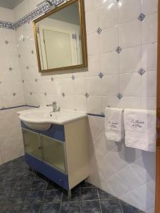 a bathroom with a sink and a mirror and towels at La lavanda di Poppi-mini appartamento in Poppi +70 photos