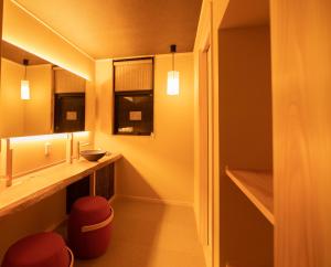 ein Badezimmer mit Waschbecken und Spiegel in der Unterkunft Kyufukujyuin Takei Ryokan in Nagano + 27 Fotos