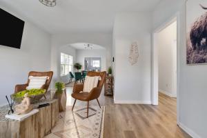 アトランタにあるZen Home in the Heart of Atlantaの白い壁とウッドフロアのリビングルーム