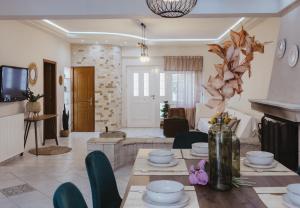 sala de estar con mesa y sillas en CITY CENTER VILLA HERSONISOS, en Hersonissos