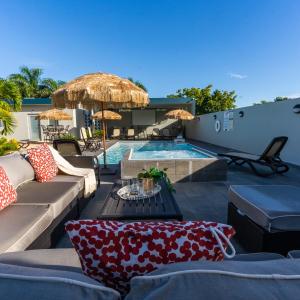 eine Terrasse mit einem Tisch und einem Pool in der Unterkunft Aquaville Dorado Moderna Studio 6 in Dorado