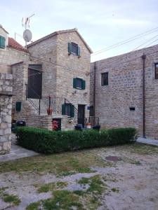 Stone house Castellum في قشتيلا: مبنى من الطوب وامامه ساحة