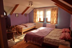 Šupljak的住宿－Magdi vendégház，一间卧室设有两张床和窗户。