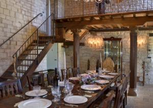 una sala da pranzo con un lungo tavolo e sedie di San Valentino Castle near Todi ad Acqualoreto