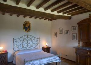 una camera con un letto e due comodini di San Valentino Castle near Todi ad Acqualoreto