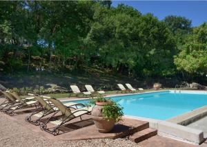 un gruppo di sedie e una piscina di San Valentino Castle near Todi ad Acqualoreto