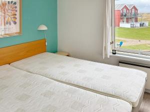 1 cama en un dormitorio con ventana en Apartment Hadsund IX, en Hadsund