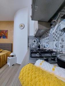 kuchnia z kuchenką i blatem w obiekcie Girasole Holiday w Cefalù