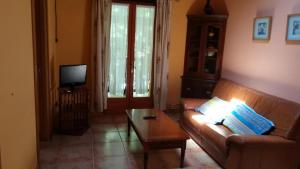 ein Wohnzimmer mit einem Sofa und einem Couchtisch in der Unterkunft Hotel Rural Bereau in Lesaka