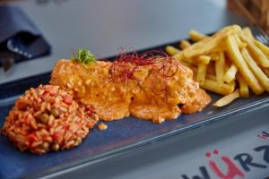 einen Teller mit gebratenem Reis und Pommes frites in der Unterkunft Hotel Restaurant Würzig in Ürzig in Ürzig