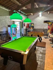 uma sala de bilhar com uma mesa de bilhar e uma sala de jogos em Mobile Home, Camping Le Dattier, Fréjus, South of France em Fréjus