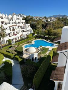 widok z powietrza na ośrodek z basenem w obiekcie Penthouse in Estepona - Malaga w mieście Estepona