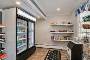 Zimmer mit einem Kühlschrank voller Lebensmittel in der Unterkunft Handkerchief Shoals Inn in Harwich