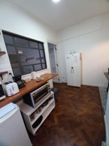 Il comprend une cuisine équipée d'un comptoir et d'un réfrigérateur. dans l'établissement Acogedor apartamento céntrico. Obelisco., à Buenos Aires