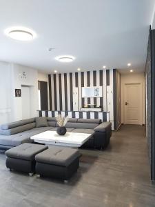 ein Wohnzimmer mit einem Sofa und einem Couchtisch in der Unterkunft EBS Paradies in Rheinhausen