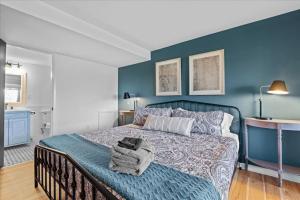 Stunning views from stylish 3-bedroom home في بيتسبرغ: غرفة نوم بسرير مع جدار ازرق