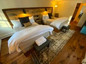 מיטה או מיטות בחדר ב-Farm Road Estate