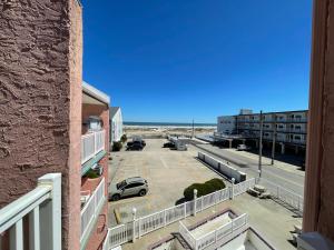 uma varanda com vista para um parque de estacionamento em Barcelona Motel em Wildwood Crest