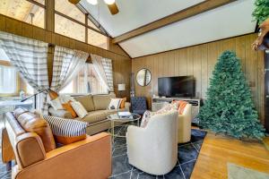 Gallery image of Cozy Pocono Lake Cottage with Fire Pit and Ping Pong! in Pocono Lake