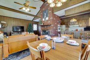 Gallery image of Cozy Pocono Lake Cottage with Fire Pit and Ping Pong! in Pocono Lake