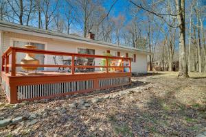 una casa con una gran terraza frente a ella en Cozy Pocono Lake Cottage with Fire Pit and Ping Pong!, en Pocono Lake