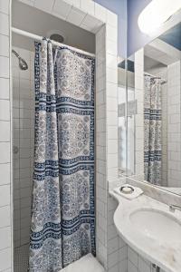 y baño con cortina de ducha y lavamanos. en Golden Gate Hotel, en San Francisco