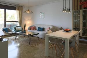 salon z kanapą, stołem i krzesłami w obiekcie Penthouse in Estepona - Malaga w mieście Estepona