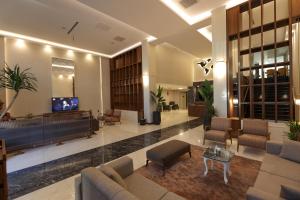 een lobby met banken en een tv in een gebouw bij Resun Hotel in Ankara
