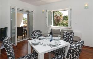 a living room with a white table and chairs at Nice Apartment In Sutivan With Wifi in Sutivan